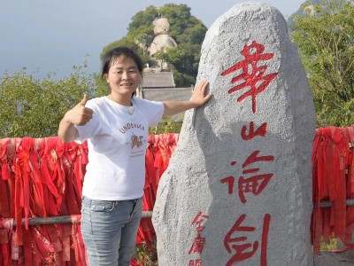 穿戴雙小腿假肢女英雄力跋五岳之一西岳華山