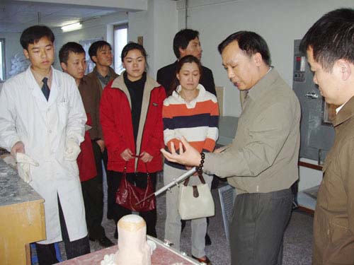 2005年4月13日,中國假肢協(xié)會(huì)靳會(huì)長一行參觀了北京公司
