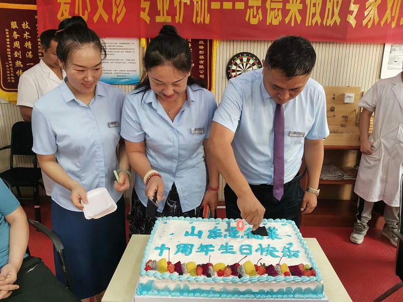 恩德萊山東愛心店喜迎10周年慶典，孫祥禮總經理與客戶共享喜悅時刻