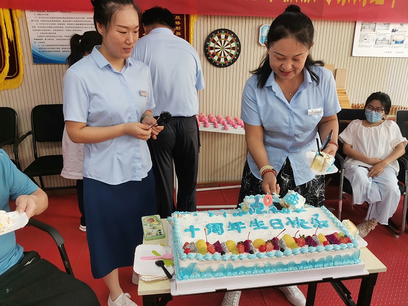 恩德萊山東愛心店喜迎10周年慶典，孫祥禮總經理與客戶共享喜悅時刻