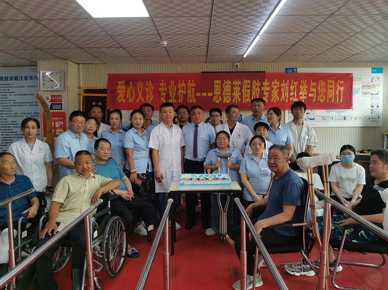 恩德萊山東愛心店喜迎10周年慶典，孫祥禮總經理與客戶共享喜悅時刻