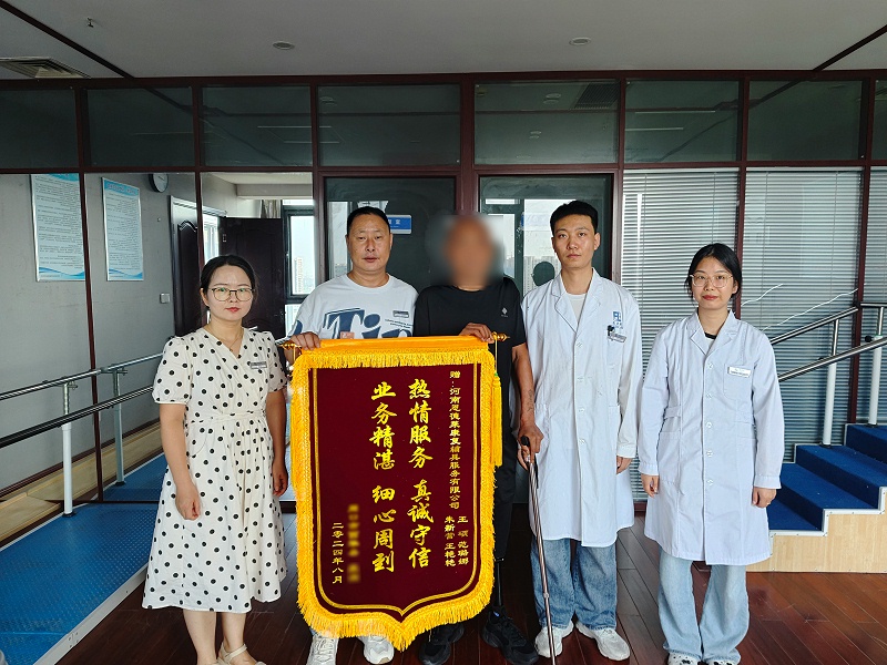 “熱情服務，真誠守信，業(yè)務精湛，細心周到”恩德萊河南愛心店獲錦旗