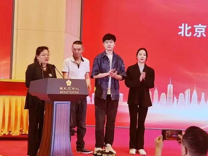北京通州區關愛中心創始人常夢主任與中心曾經助養的3位孩子代表