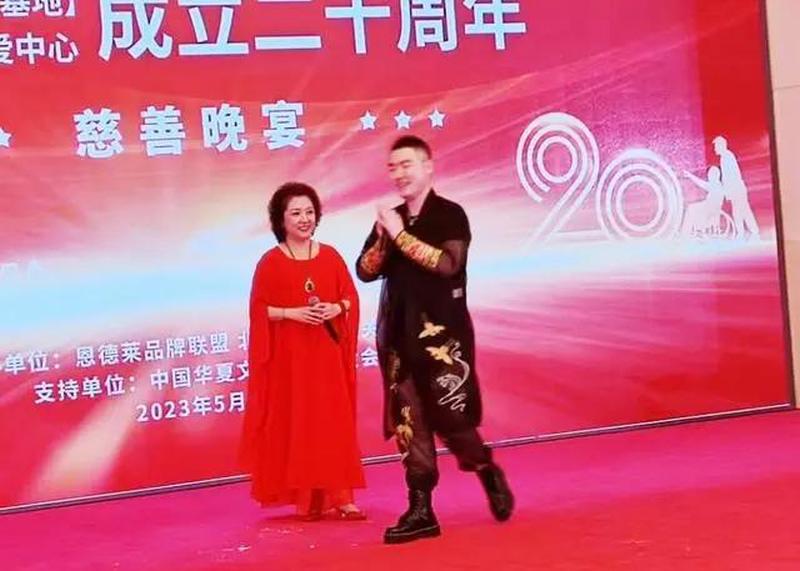 京劇表演藝術家姜玲與兒子同臺獻藝