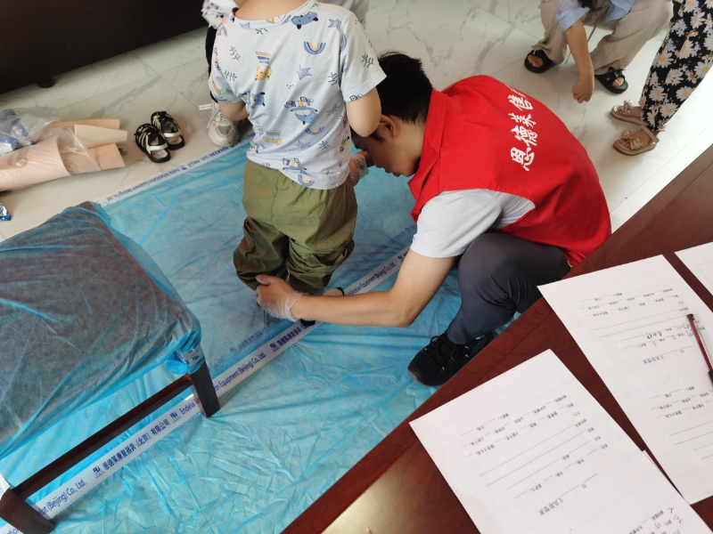 踐行社會責(zé)任丨恩德萊邢臺愛心店為內(nèi)丘縣兒童適配矯形器