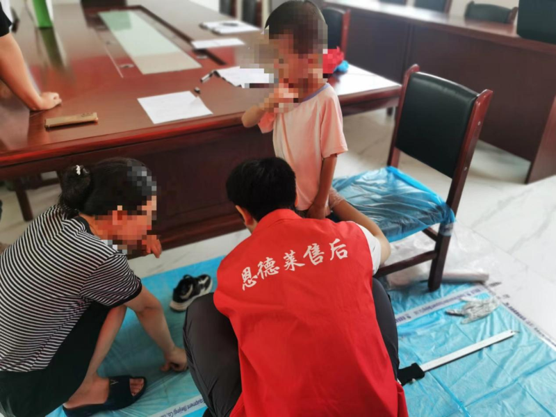 踐行社會責(zé)任丨恩德萊邢臺愛心店為內(nèi)丘縣兒童適配矯形器