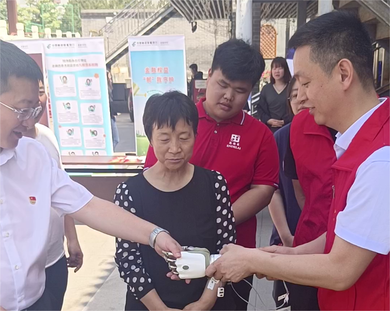 恩德萊北京愛(ài)心店積極參與海淀區(qū)曙光街道、香山街道溫馨家園舉辦的助殘日活動(dòng)，向溫馨家園的領(lǐng)導(dǎo)展示了最新的手部假肢以及各類(lèi)腿部假肢，充分展現(xiàn)了“科技助殘，共享美好生活”的主題。