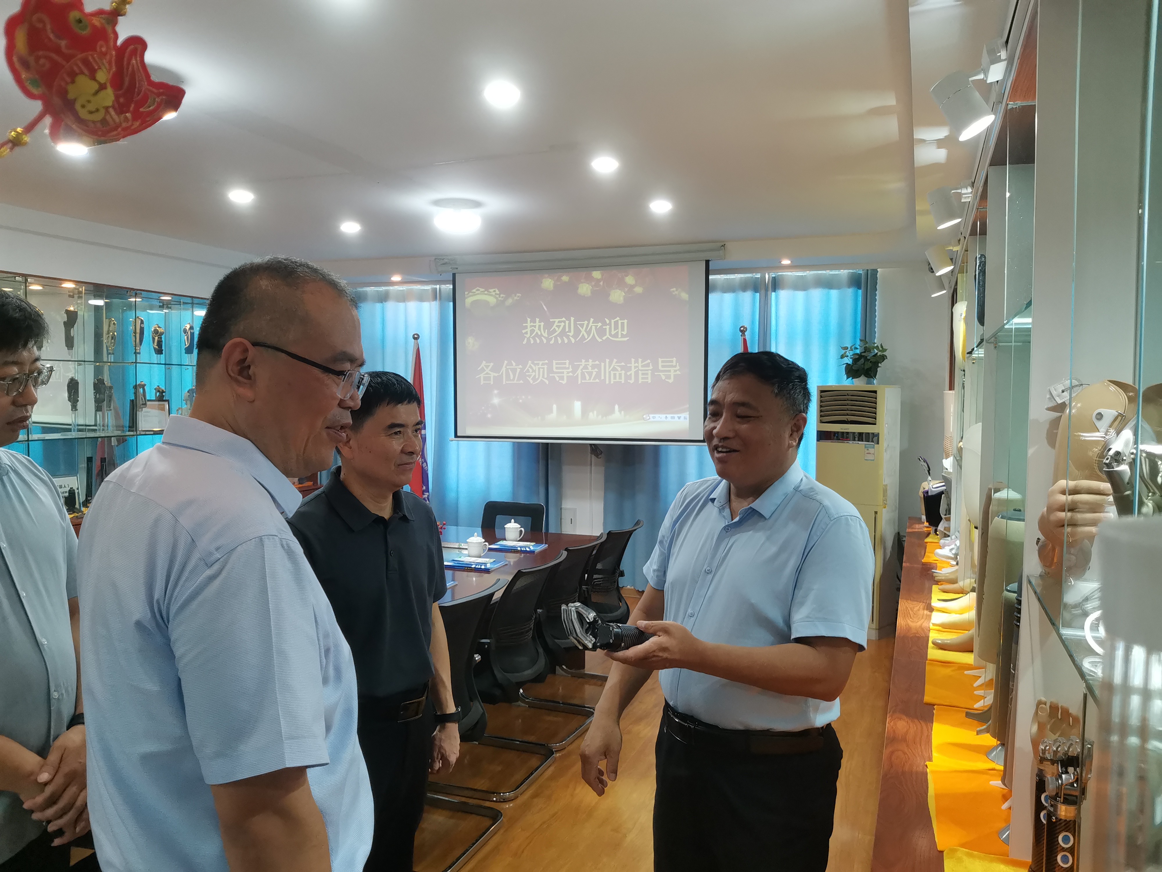 濟南市、區殘聯領導一行蒞臨恩德萊山東愛心店暨藥山如康家園調研考察
