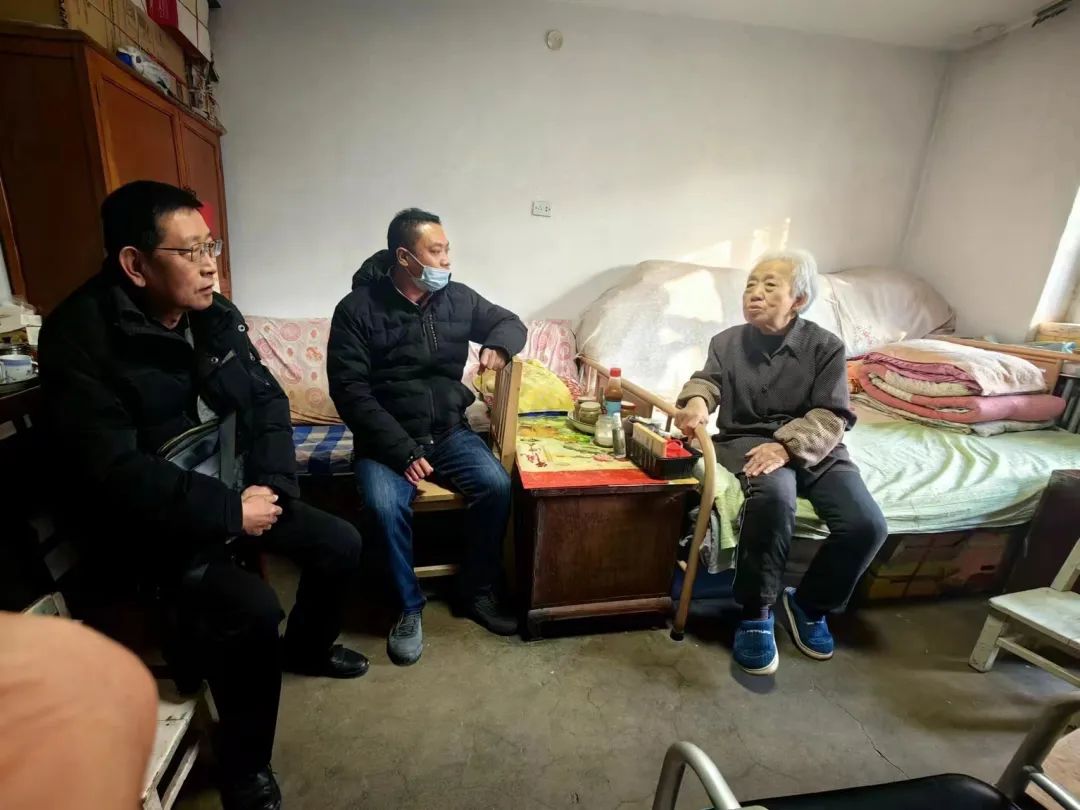 愛心行動(dòng) 讓張奶奶家過上“暖冬”