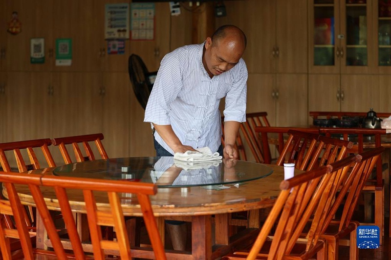 在湖南省湘西土家族苗族自治州十八洞村，楊正邦在自家農家樂打掃衛生(2022年7月2日攝)。新華社記者薛宇舸攝