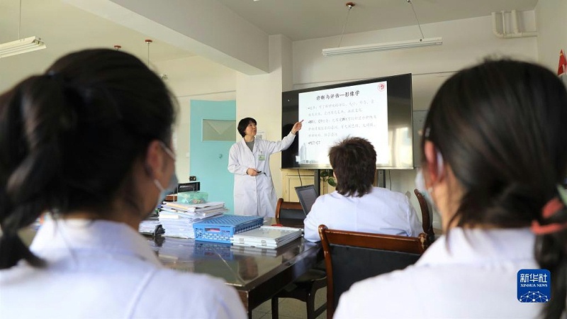 天津市中心婦產科醫院婦產專業副主任醫師饒陽給甘南州人民醫院婦產科的醫生進行培訓(2021年1月15日攝)。新華社記者張睿攝